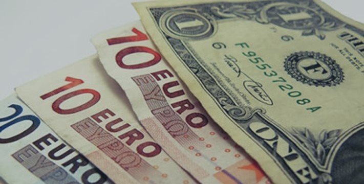 Dólar em NY registra queda frente ao euro pelo 4º dia