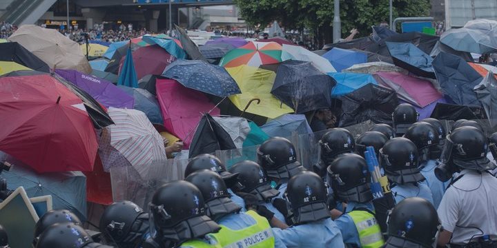 Протесты в Гонконге: прилетели ли зонтики из США?