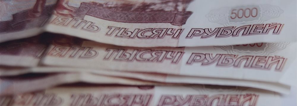 В четверг рубль продолжает терять позиции в парах с евро и долларом