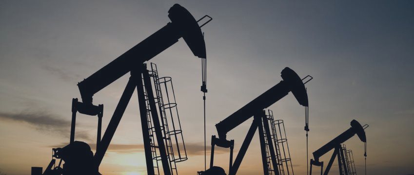 Нефть дешевеет в пятницу: Саудовская Аравия грозит нарастить производство