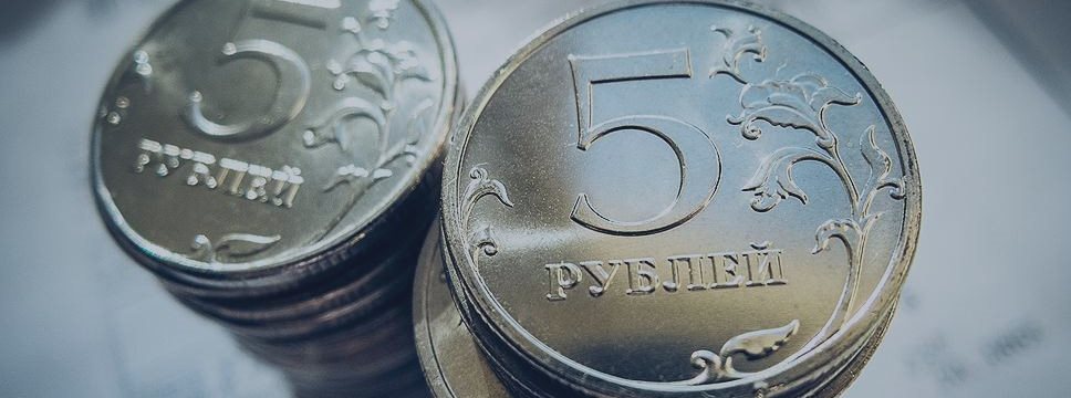 Курс рубля к евро и доллару сегодня незначительно падает