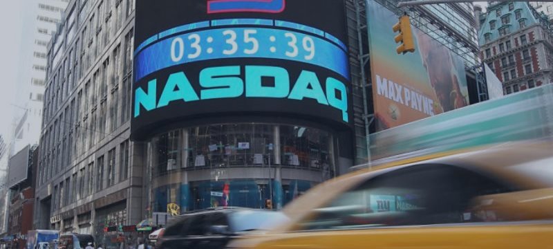 Bolsa de Nova Iorque acompanha balanços e fecha em leve alta; Nasdaq em nível recorde