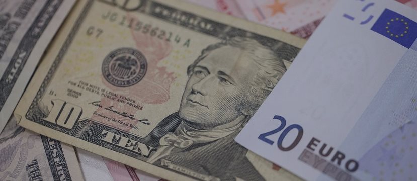 Доллар упал до семимесячного минимума против евро