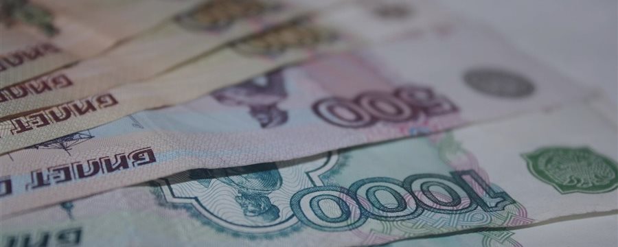 Российский рубль вновь идет вниз вслед за нефтяными котировками