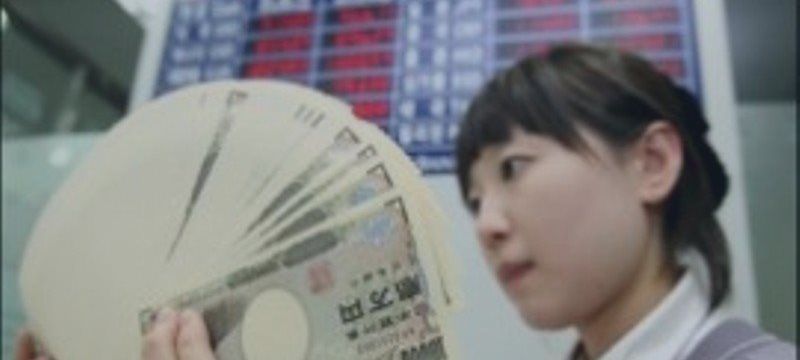 Yen Drops on Reduced Refuge Demand as Japan Considers Stimulus