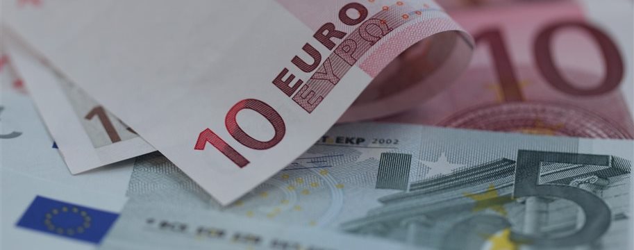 Euro drops as German inflation rate turns negative again