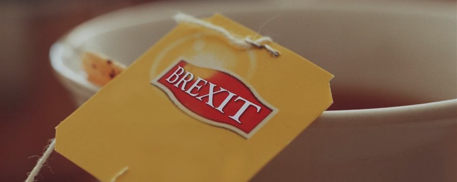 Banks urge investors to consider U.K. exit risks, as opinion polls shift