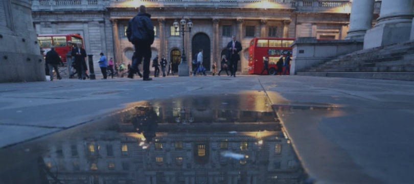 Banco de Inglaterra mantém juros devido à persistente baixa inflação