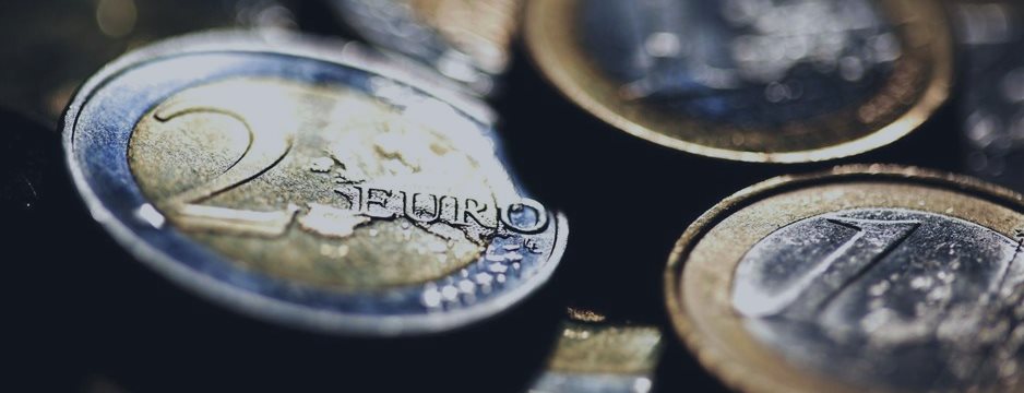 Euro lower as ECB stands pat, Draghi's conference awaited