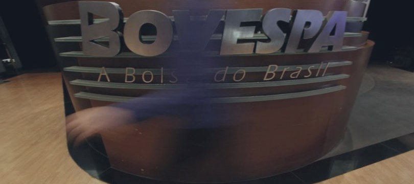 Ibovespa fecha em alta com exterior, bancos e Petrobras