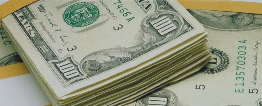 Dólar opera em alta, com cenário tenso no país