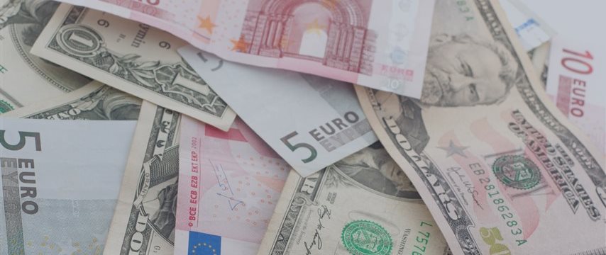 Доллар отошел от полугодовых максимумов против евро