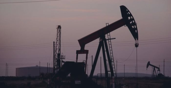 Сырая нефть дешевеет: слишком много запасов в США