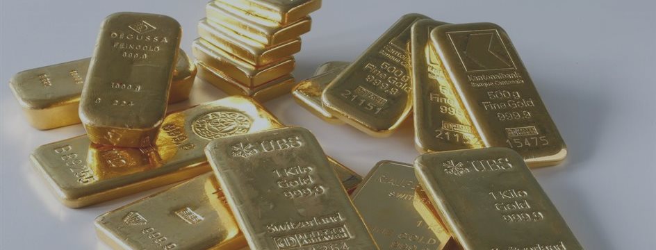 Gold higher but stays near 5.5-year lows; FOMC minutes on tap