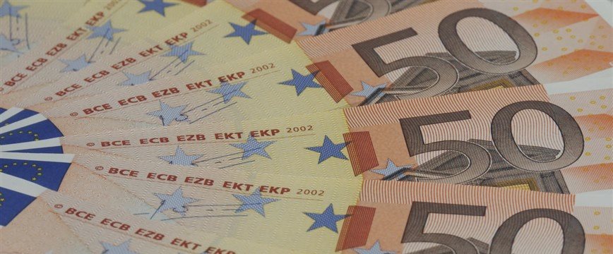 Draghi comments send euro tumbling; Pound weaker after data