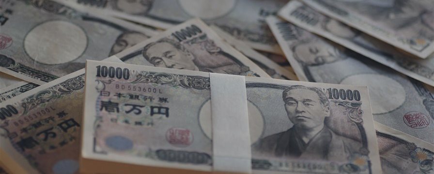 Yen gains on safe haven demand, but downbeat data weighs