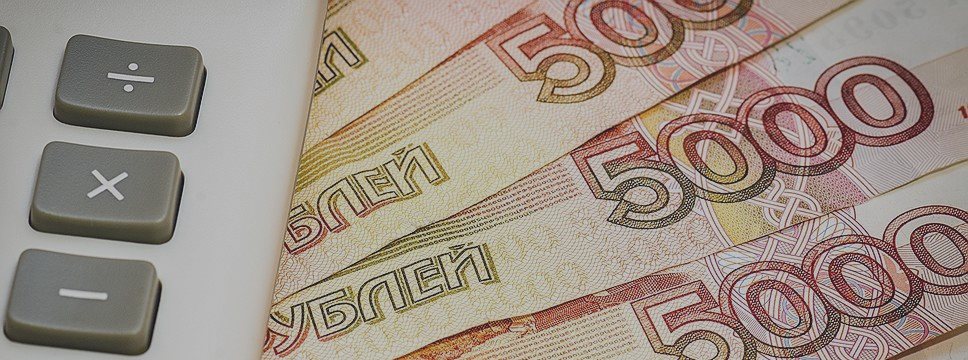 Рубль дешевеет вместе с нефтью: доллар по 66,2 руб., евро по 70,1 руб.