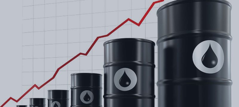 Нефть растет на слабых позициях доллара США