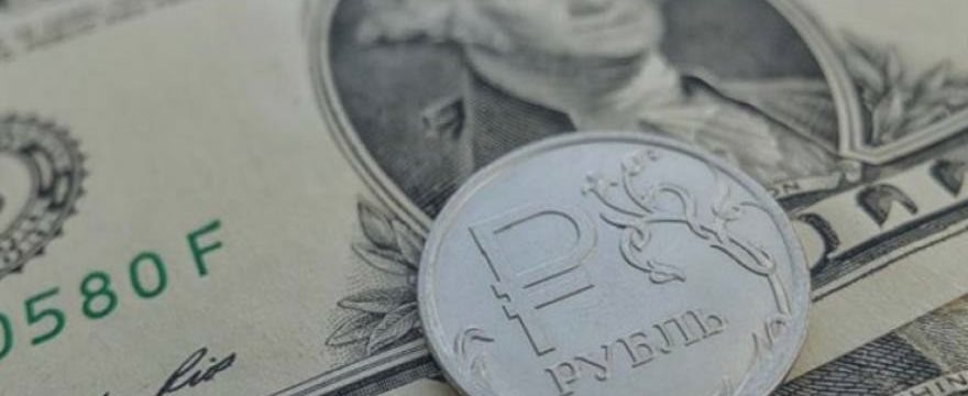 Рубль на торгах в среду потерял более двух рублей в паре с долларом