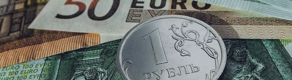 Рубль укрепляется к доллару и евро на фоне роста нефтяных цен