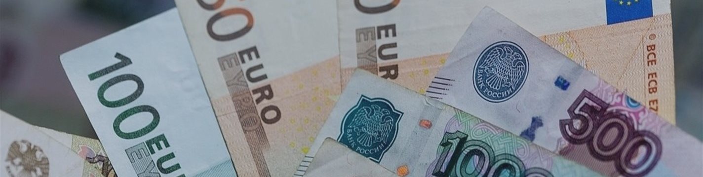 Евро упал к рублю до минимума почти за полтора года