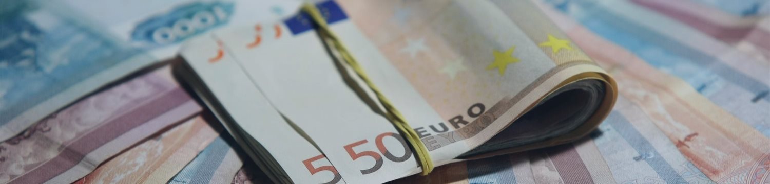 Евро упал до 63 рублей впервые с 23 июля 2015 года