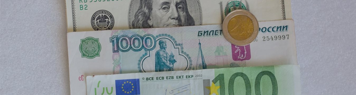Рубль ослаб к доллару и евро на старте торгов понедельника