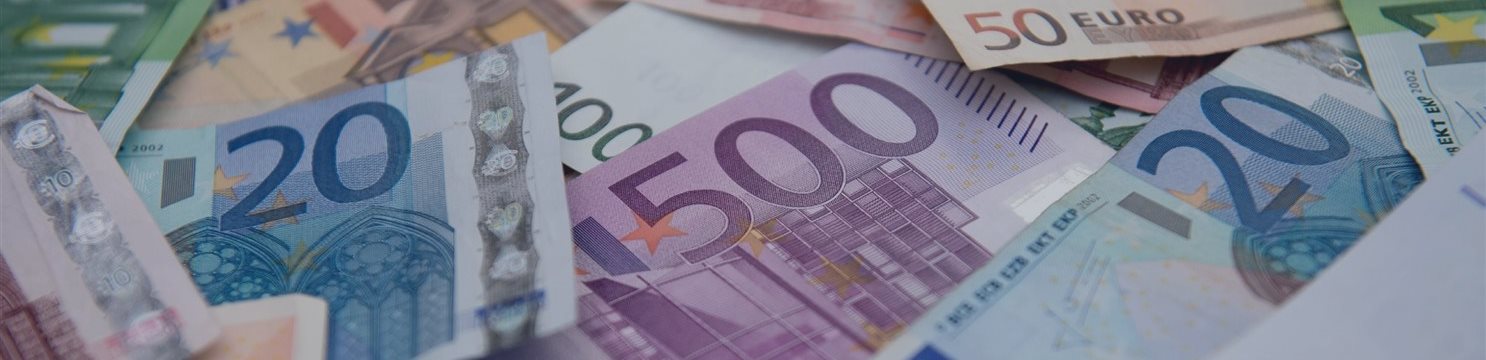 Официальный курс евро на вторник вырос до 76,84 рубля