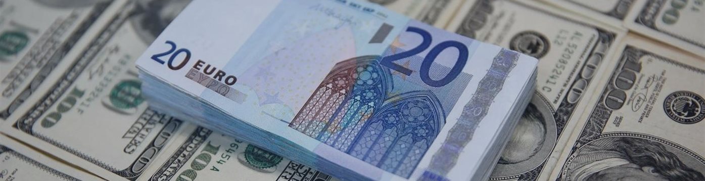 Доллар и евро подешевели на Московской бирже после майских праздников