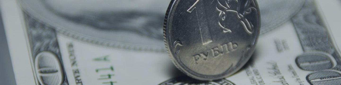 Эксперты предупреждают о возможности падения рубля до 66 за доллар