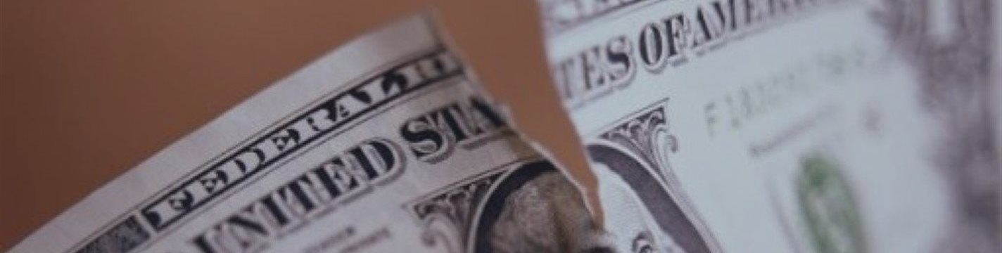 Доллар упал к большинству мировых валют