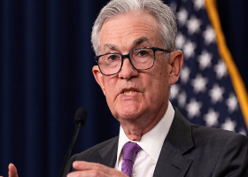 💬 Dollar Rally Pauses: All Eyes on Powell’s Words and U.S. Economic Resilience